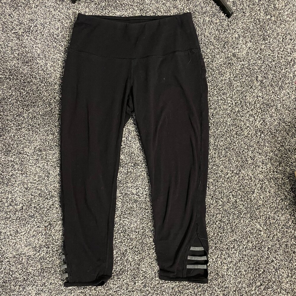 Women's Capri Athletic Leggings with Bottom Details